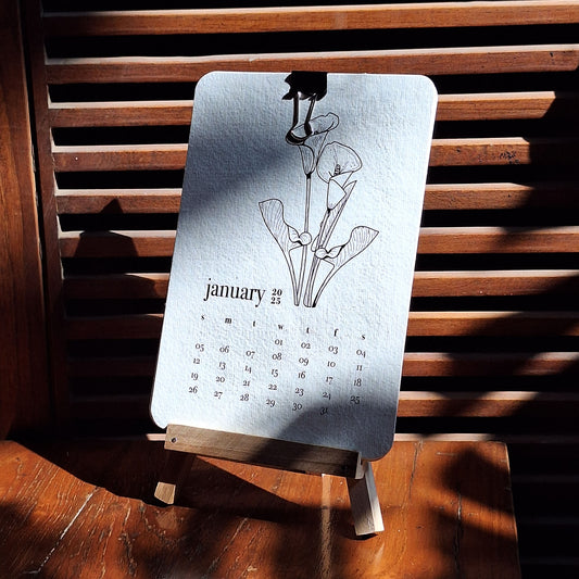 CALENDAR ON EASEL STAND