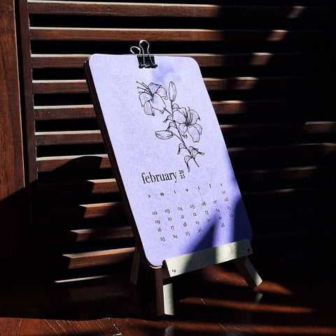 CALENDAR ON EASEL STAND