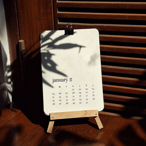 CALENDAR ON EASEL STAND