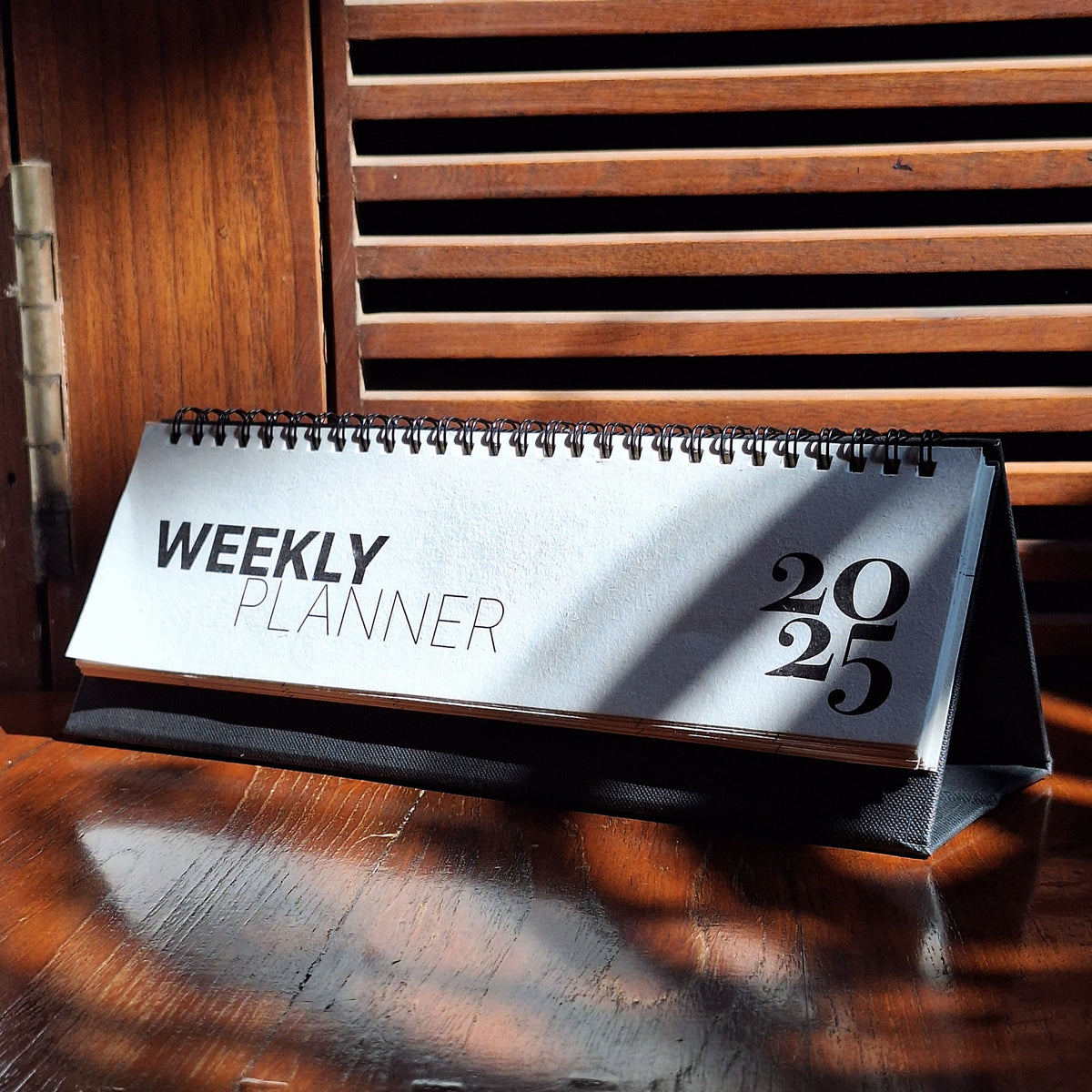 WEEKLY DESK PLANNER